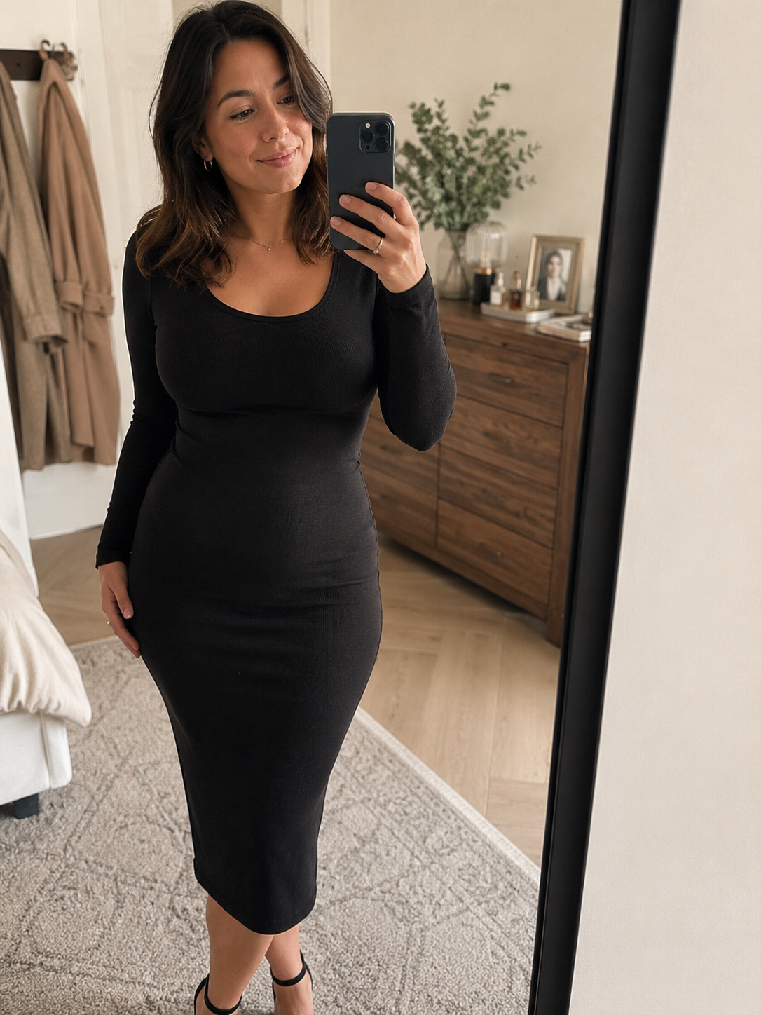 Élan customer wearing a fitted dress